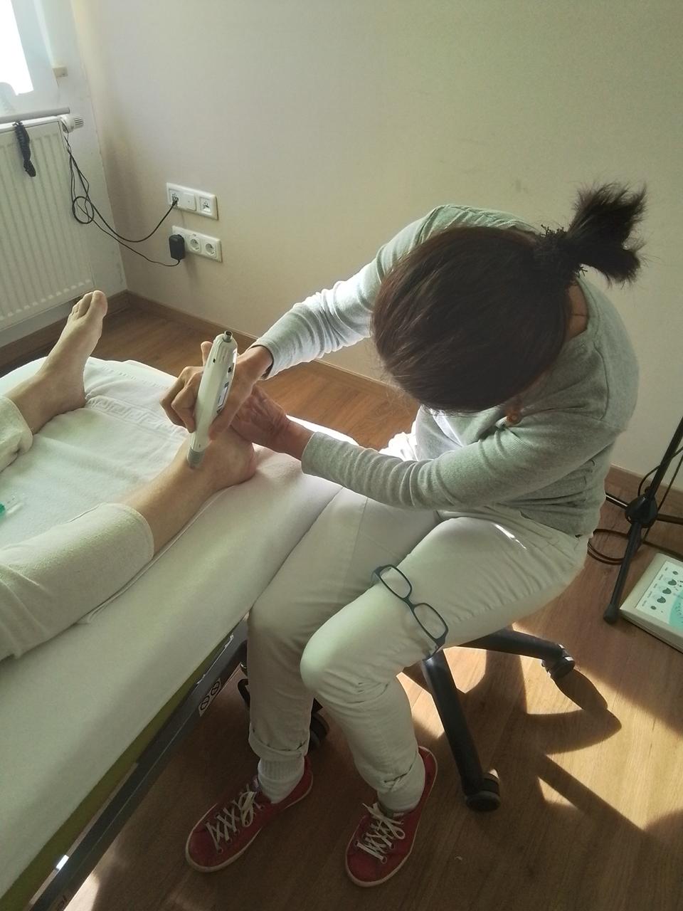 Fußbehandlung mit Elektrotherapie-Gerät bei Arthrose-Beschwerden in der Naturheilpraxis Barbara Schütz