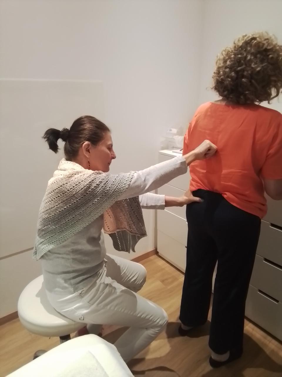 Behandlung im unteren Rückenbereich bei Arthrose-Beschwerden in der Naturheilpraxis Barbara Schütz